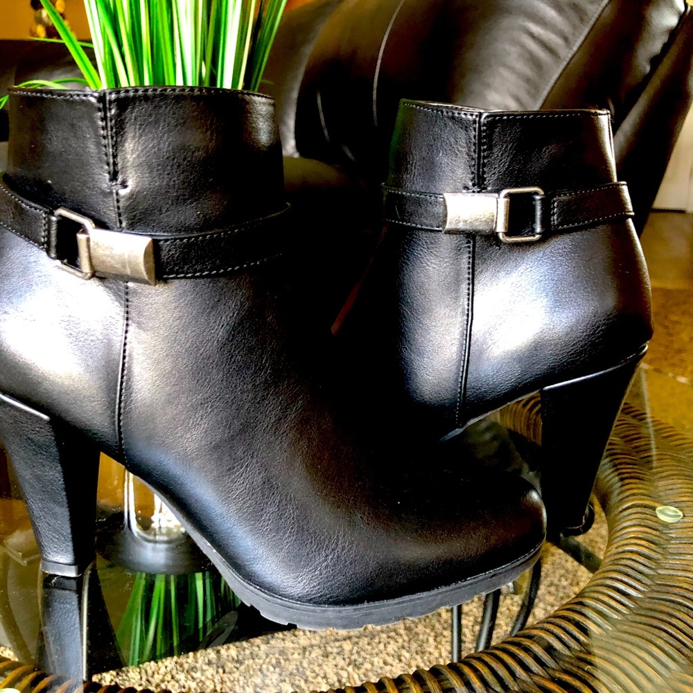 ANKLE BOOTS SIZE 7
